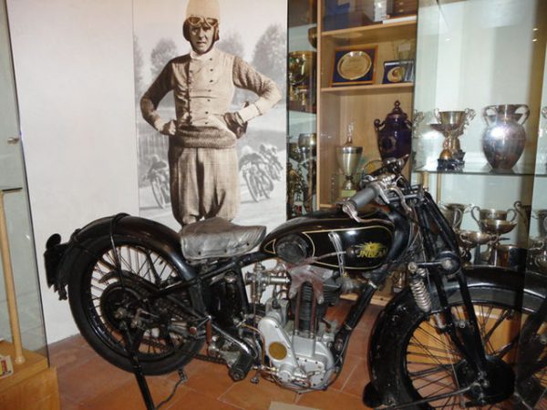 E adesso anche la moto