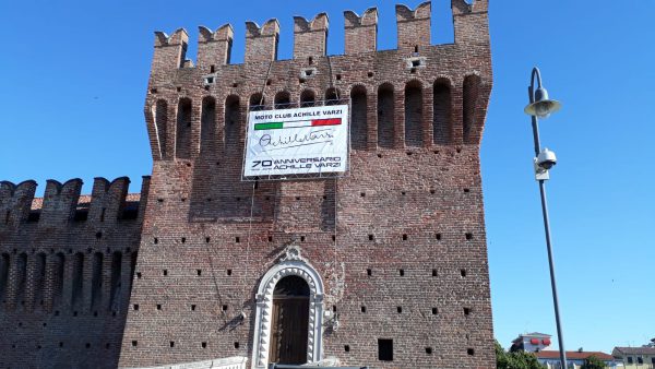 Il nostro striscione fa bella mostra sul castello